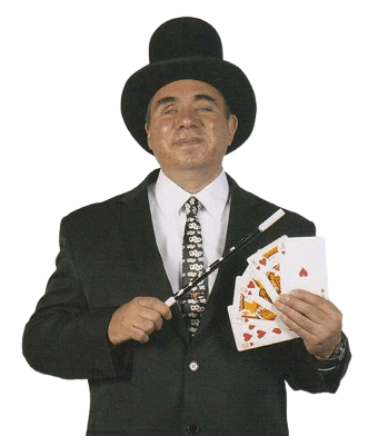 Mago Eagleman con sombrero de copa, varita y cartas rojas sobre fondo blanco