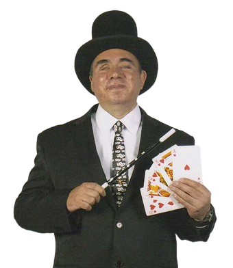 Mago Eagleman con sombrero de copa, varita y cartas rojas sobre fondo blanco