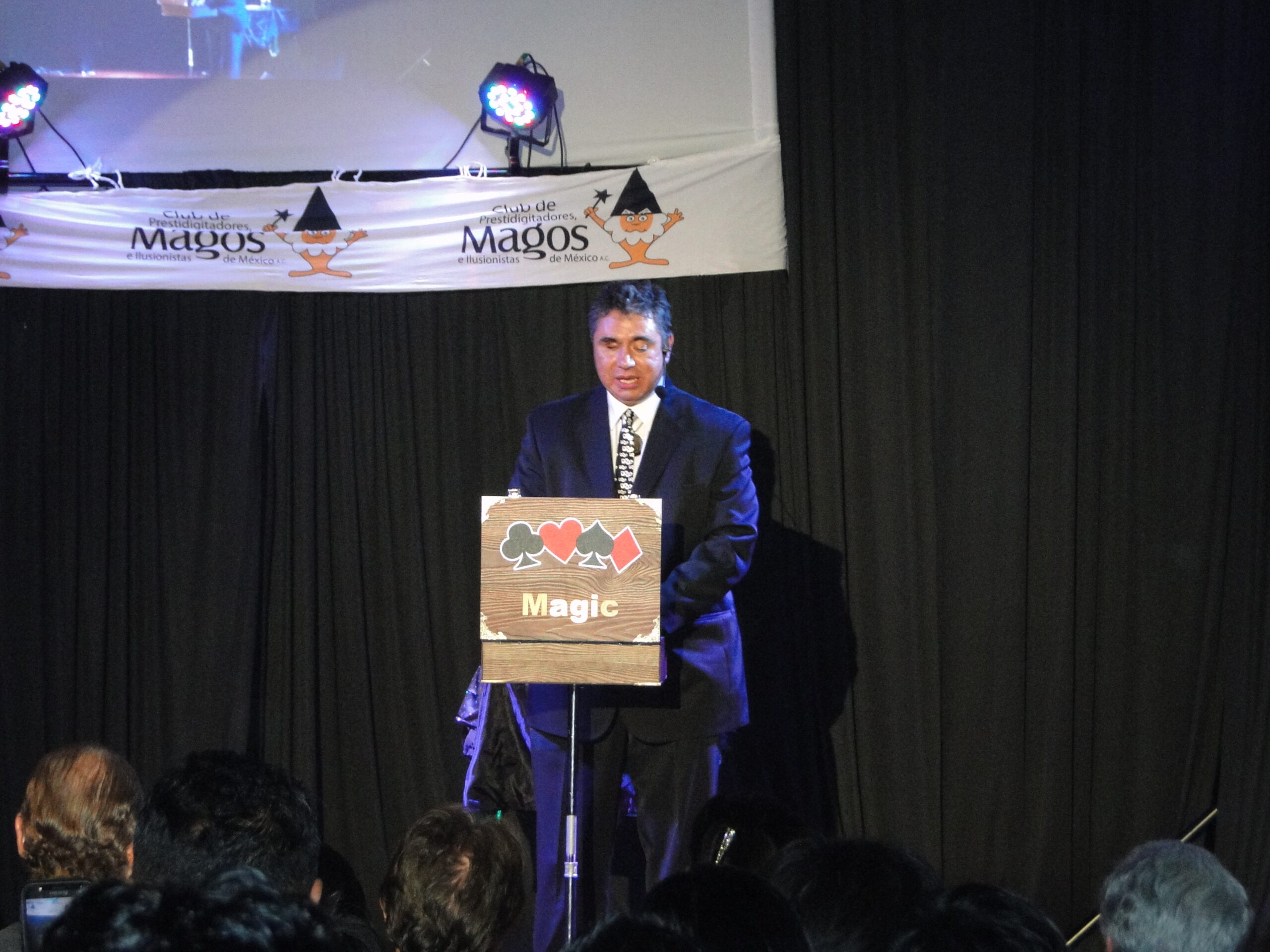 Escena de magia de cerca por Mago Eagleman — contratar para eventos en toda la República