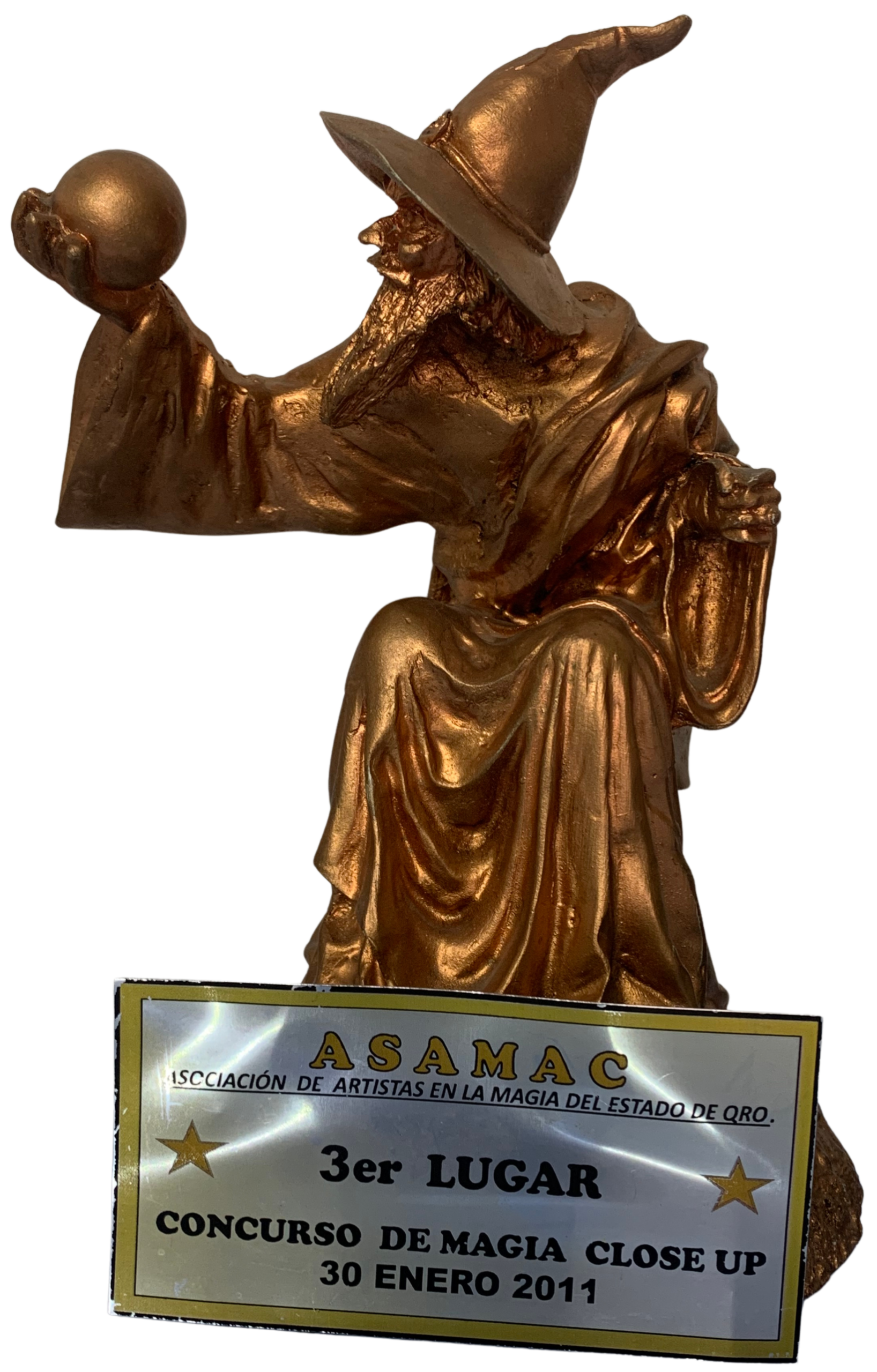 Trofeo dorado con figura de mago sosteniendo esfera, otorgado por ASAMAC como 3er lugar en Concurso de Magia Close Up 2011