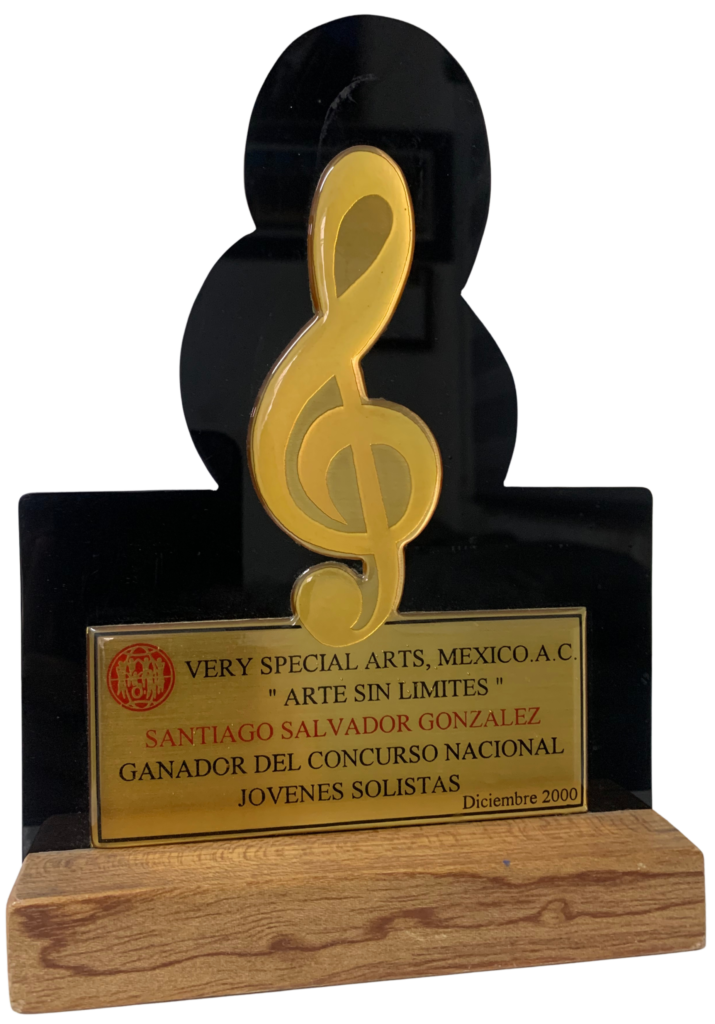 Trofeo con clave de sol dorada sobre base de madera, otorgado a Santiago Salvador González como ganador del Concurso Nacional Jóvenes Solistas en diciembre de 2000