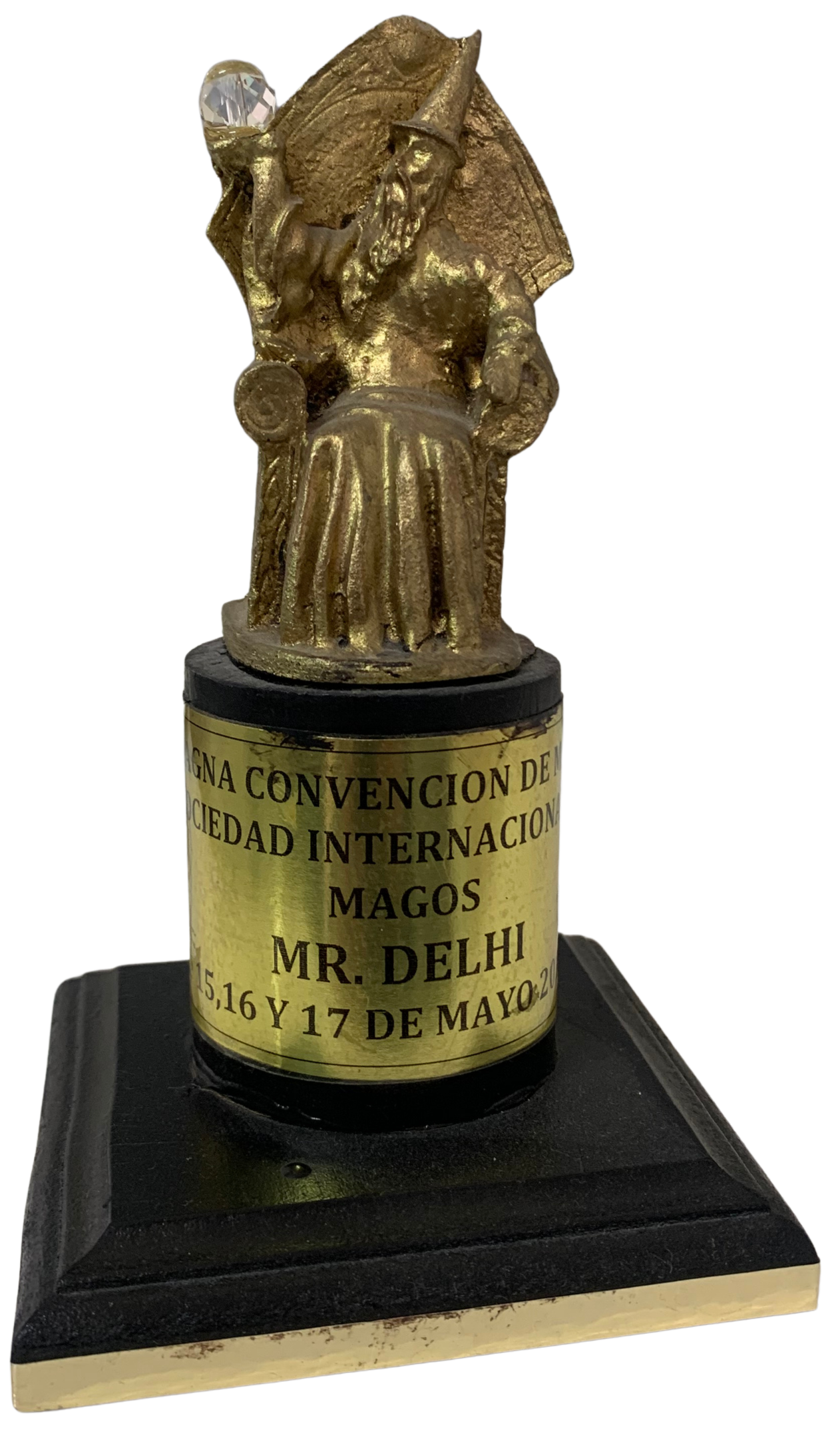 Trofeo dorado con figura de mago sosteniendo esfera de cristal, otorgado en la Primera Convención Internacional de Magos en Delhi