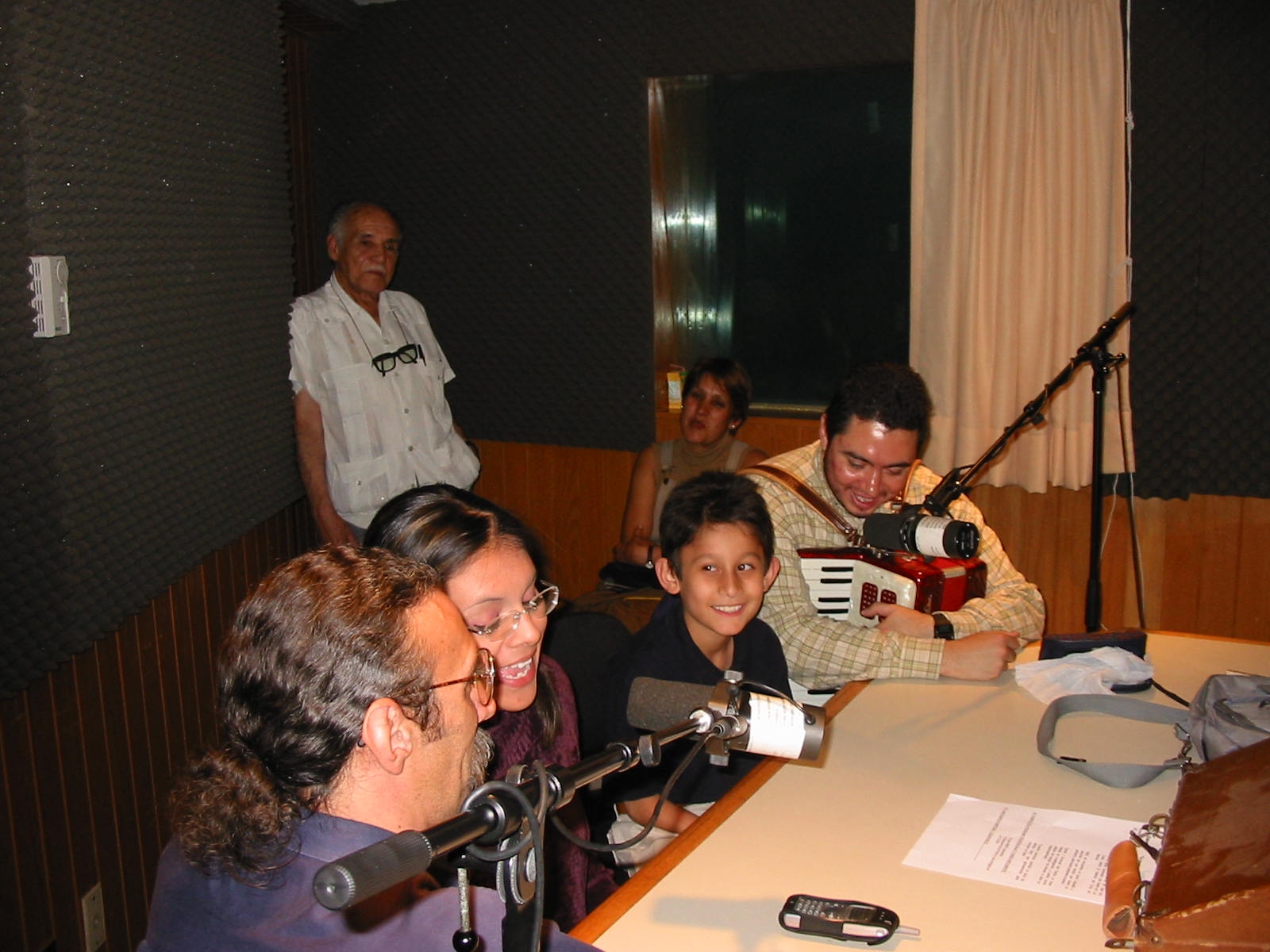 Fotografía en el programa “La Casa” con Ezequiel de la Parra y Santiago Salvador González tocando el acordeón en el estudio de grabación, acompañados de colegas.