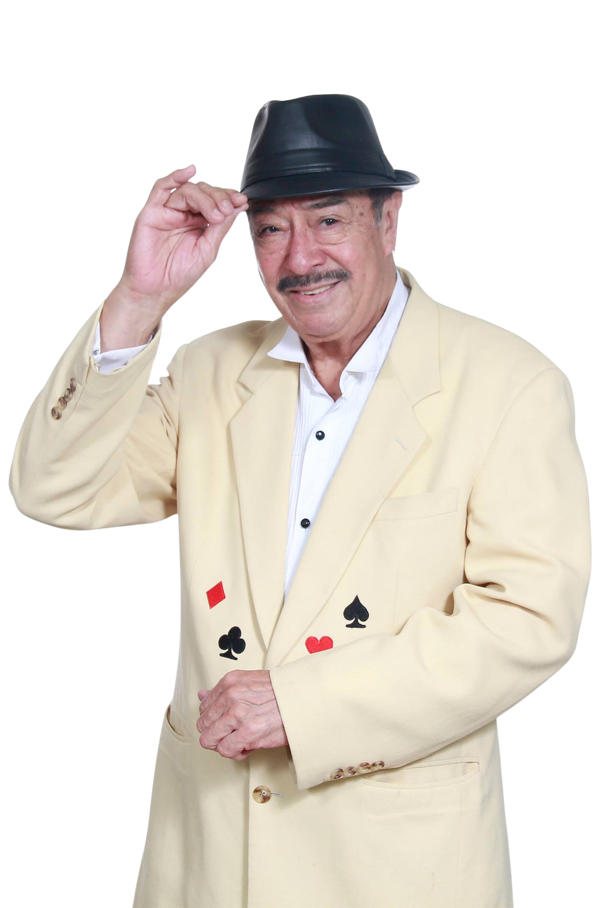 Retrato del Mago Leonardo Trébole con sombrero negro y saco beige, posando con estilo elegante