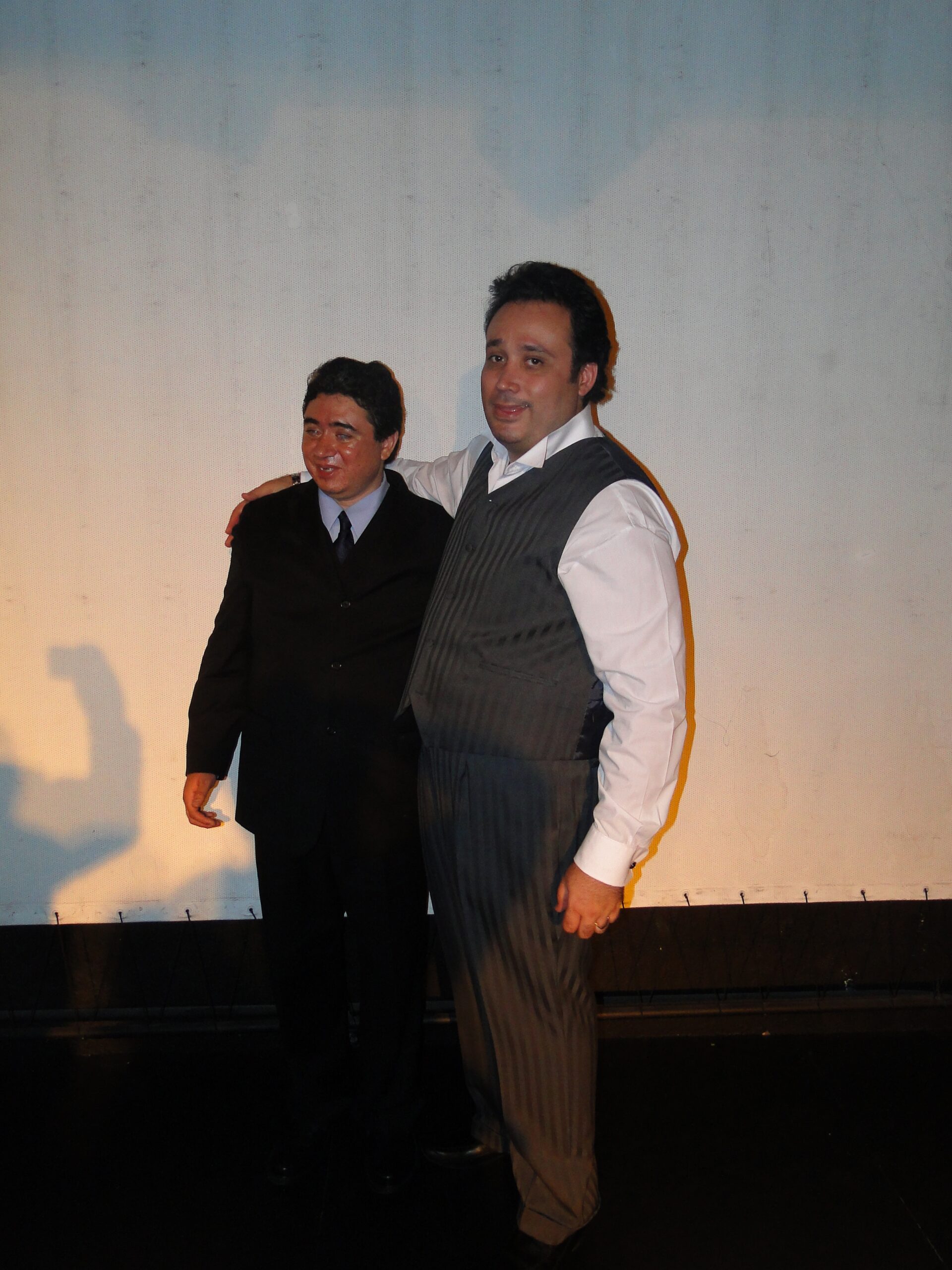 Fotografía de Eagleman junto a Edmundo Miller “Manos de Seda”, ambos vestidos de manera formal en un evento, mostrando camaradería.