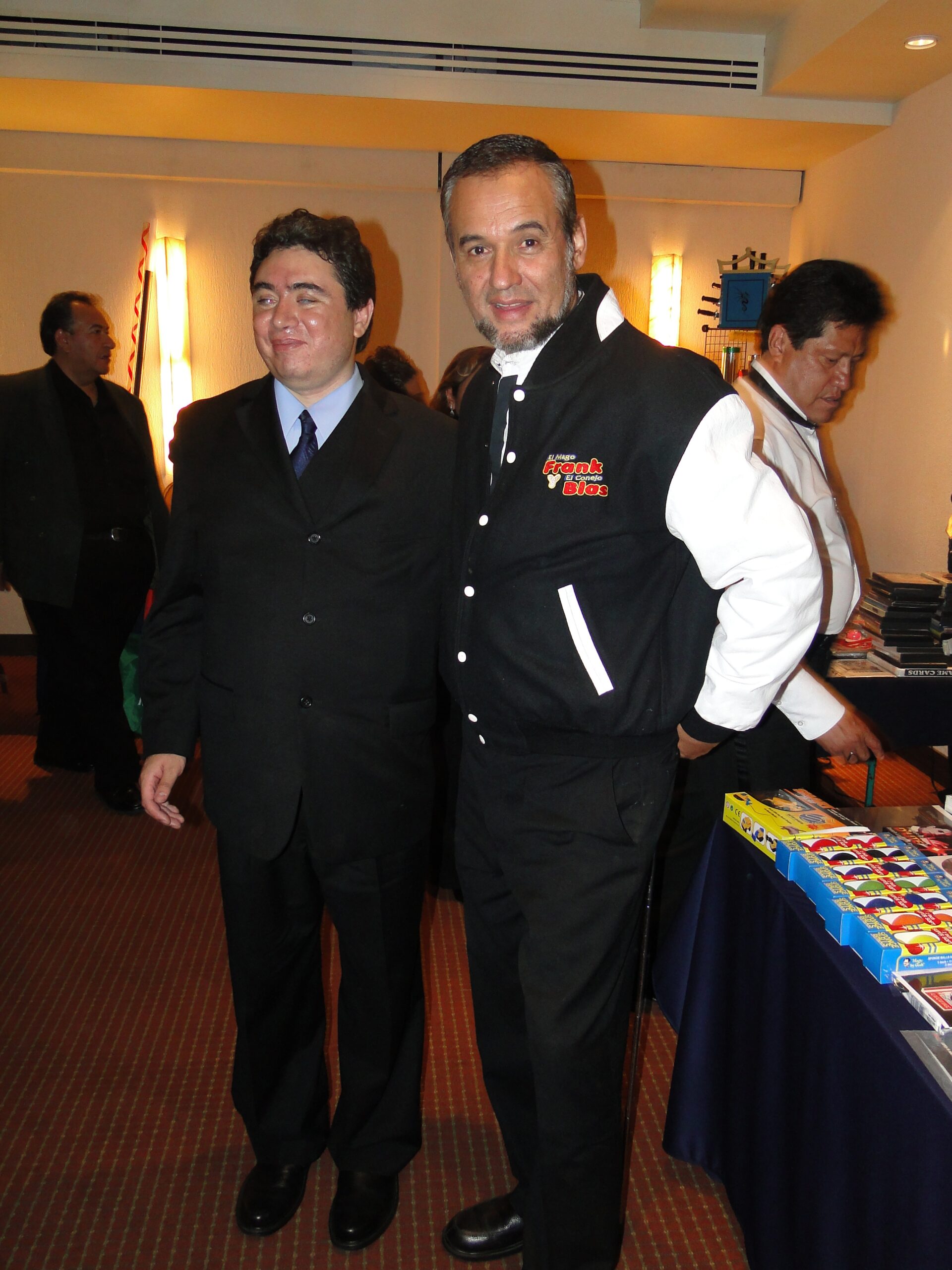 Fotografía de Eagleman junto al Mago Frank en un evento, mostrando camaradería entre colegas.