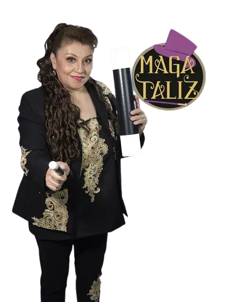 Retrato de la Maga Taliz con atuendo negro bordado en dorado, sosteniendo varita mágica y pergamino, junto a su logotipo personal